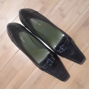 Ann Taylor black leather kitten heel